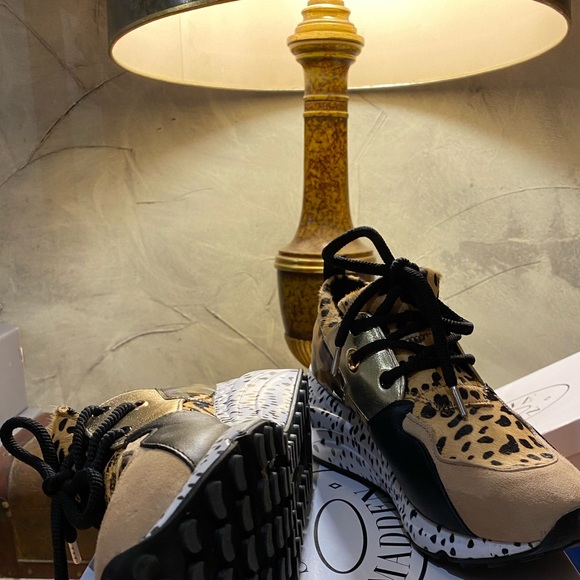 Sneakers - Picture 4 of 7